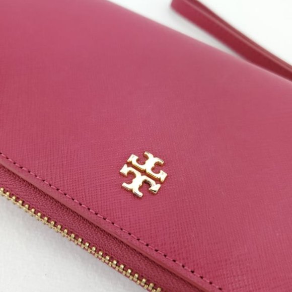 Tory Burch Handbags - TORY BURCH Robinson Passport Continental Wallet